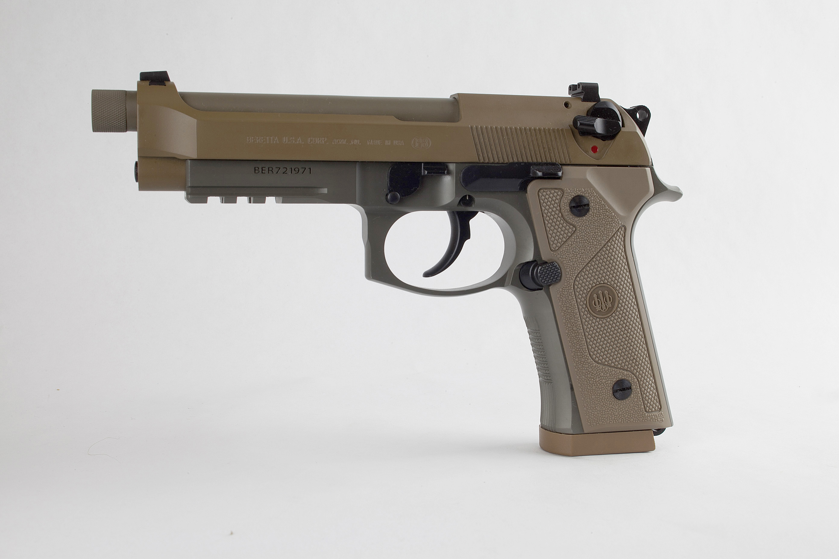 Shipping guns. Beretta m9a1. Беретта м9 предохранитель. Пистолет m9. Пистолет Беретта м9.